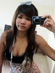 Incredibly cute Thai girl Min takes some hot selfshot pics in the mirror
